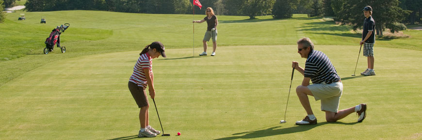 Une famille jouant au golf au parc national Fundy.