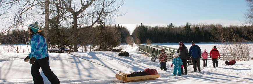 Une famille s'amuse avec un toboggan au parc national Kouchibouguac.