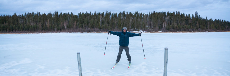 Un visiteur en skis sur le lac Pine.