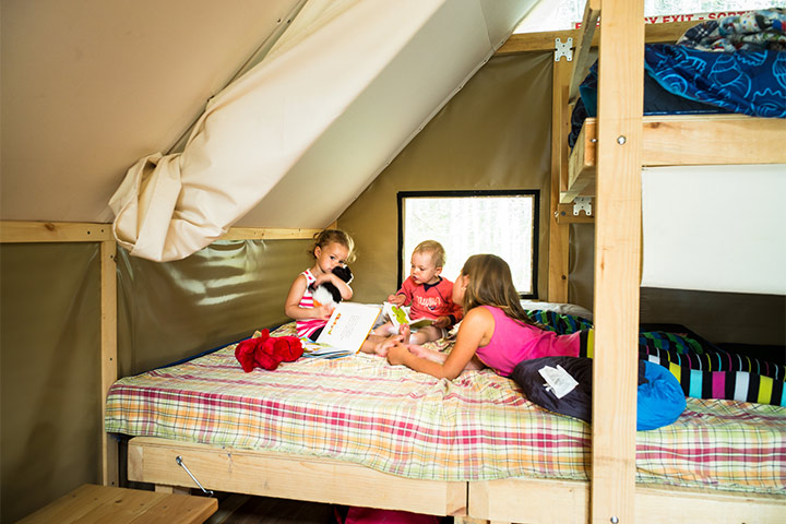 Des enfants s’amusent dans une tente oTENTik sur l’île Quarry. Réserve de parc national de l’Archipel-de-Mingan
