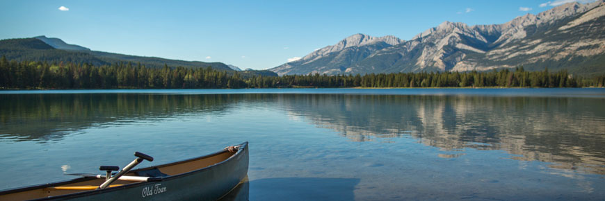 Vue panoramique  du lac Edith avec un canot sur la berge. 