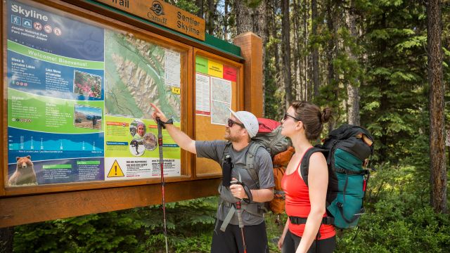 Young hikers point to an interpretive panel before starting the skyline trail in Jasper.