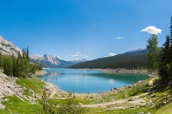 Vue panoramique du lac Medicine au parc national Jasper.