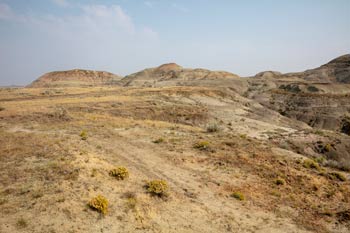 Vue panoramique des badlands dans le bloc Est du parc national des Prairies.