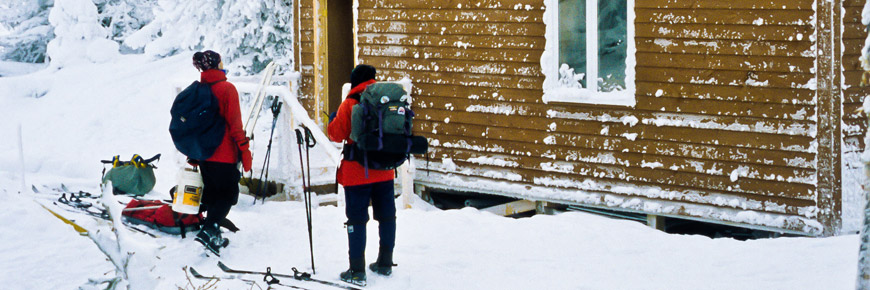 Deux skieurs devant le refuge du sud-ouest de Gulch.