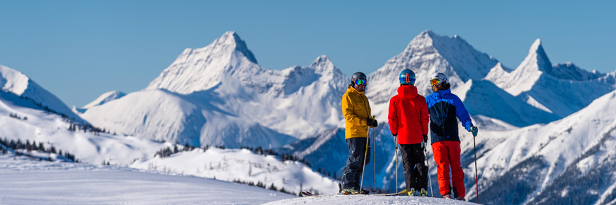 Trois hommes au centre de ski alpin Sunshine Village.