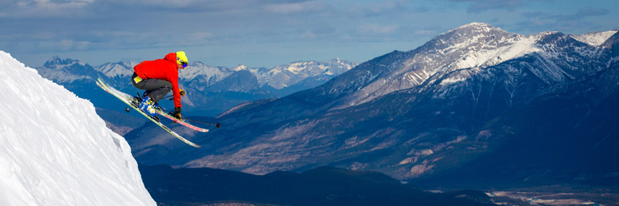 Un jeune homme fait du ski alpin à la station de ski Marmot Basin.