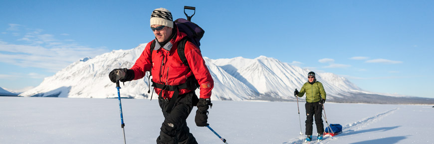 Des visiteurs en skis dans l’arrière-pays.