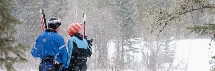 Des visiteurs avec leurs skis de fond dans le parc.