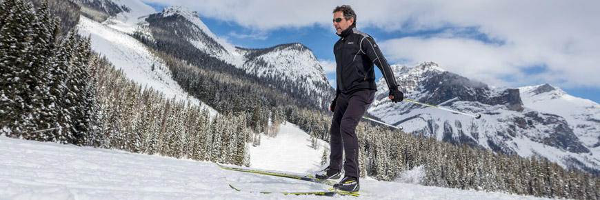 Un visiteur fait du ski de fond sur le lac Emerald.