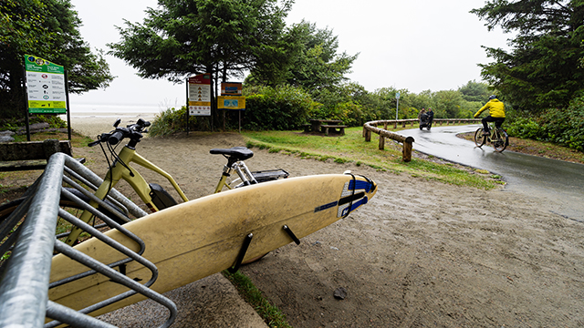 Le sentier polyvalent asphalté ʔapsčiik t̓ašii longe la mer à Pacific Rim.