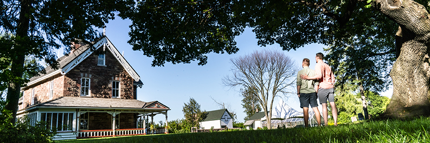 Deux personnes admirent la résidence historique du surintendant