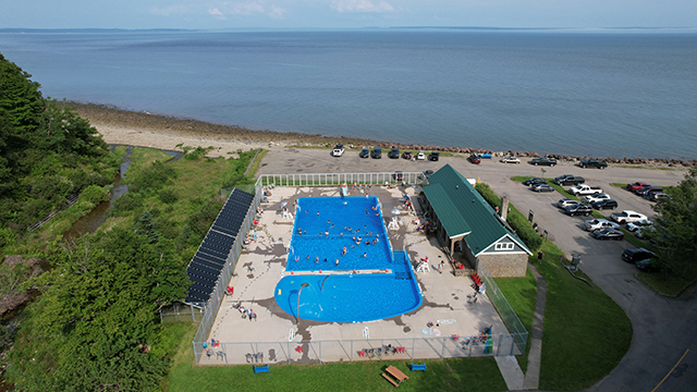 Une piscine d’eau de mer chauffée à l’énergie solaire est située près du chemin Point Wolfe. Elle est accessible aux fauteuils roulants. 
