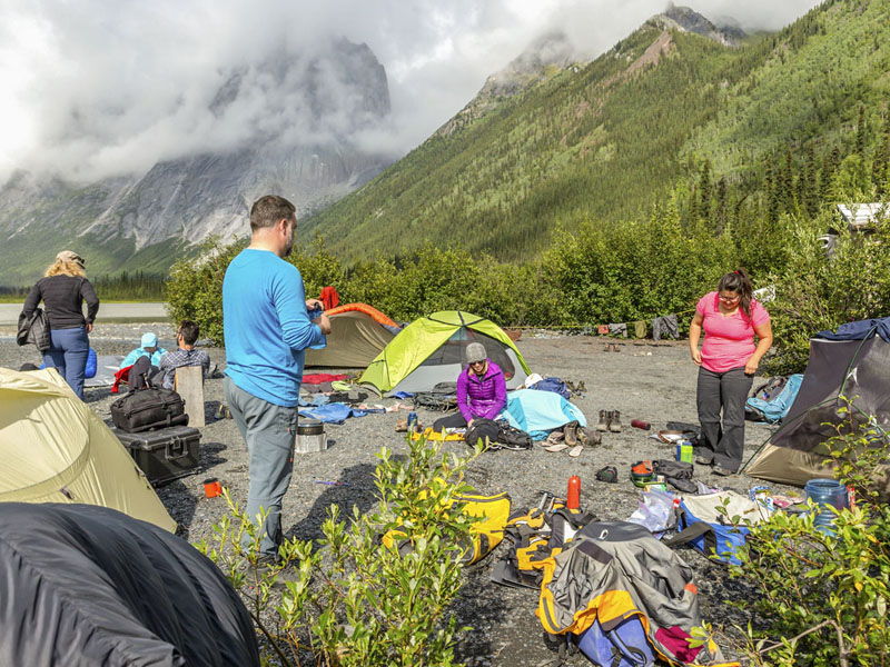 Campeurs au lac Glacier, la zone de rassemblement pour les randonnées à Fairy Meadows au Cirque des Parois impossibles.