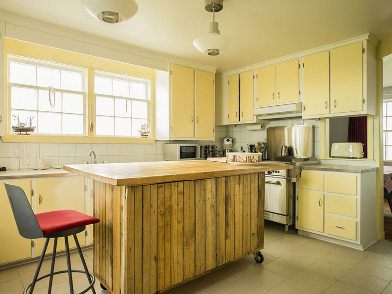 A fully equipped kitchen at the inn on Île aux Perroquets.
