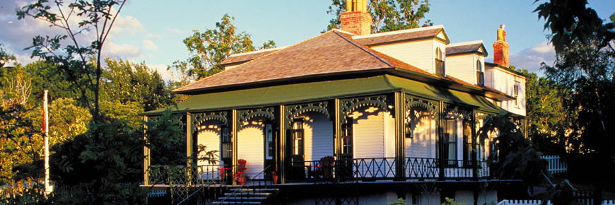 Un cottage de 1830, avec une véranda, entouré de jardins historiques.