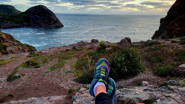 Vue sur la mer et la côte rocheuse.