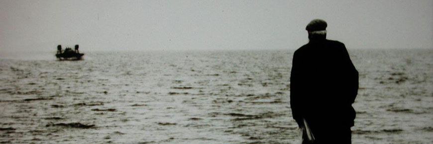 Image en noir et blanc d'Alec regardant Mabel dans l'eau