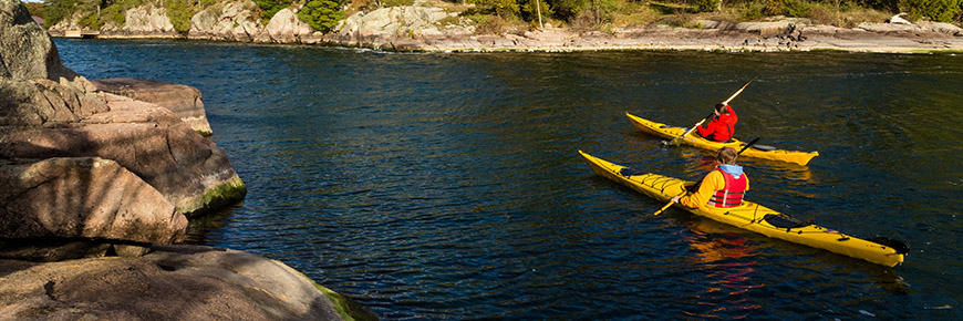 Deux kayakistes en bordure d’une île au parc national des Mille-Îles