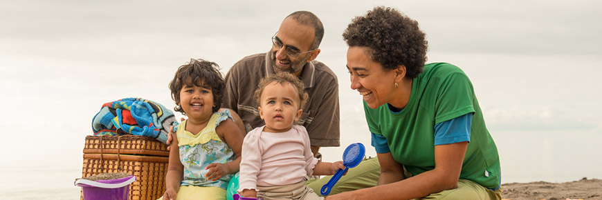 Une famille sur la plage au parc national urbain de la Rouge