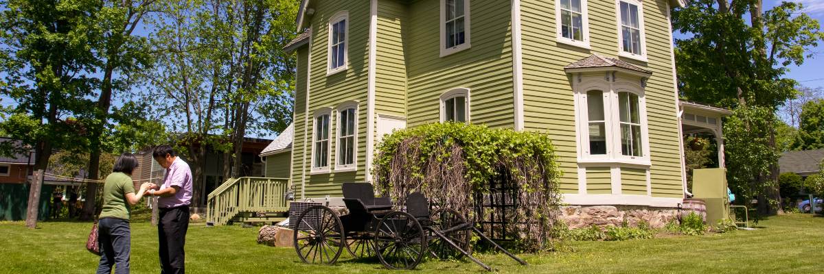 Visiteurs à l'extérieur de la maison