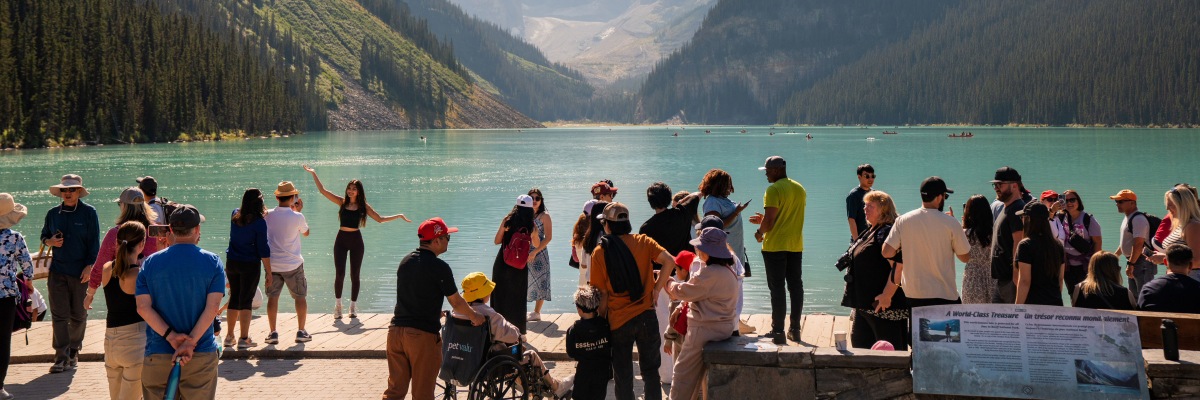 De nombreux visiteurs en bordure du lac Louise avec des montagnes en arrière-plan à Banff