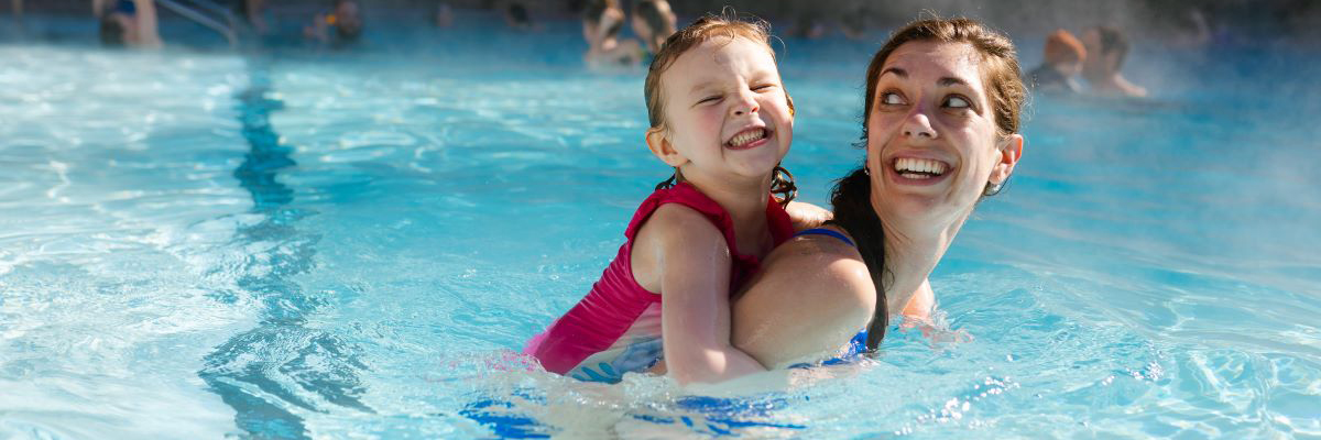 Une femme et une enfant aux sources thermales Radium à Kootenay.