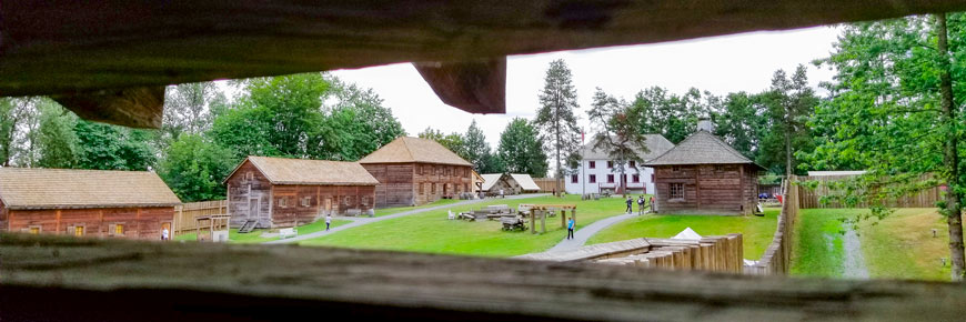 Vue des bâtiments du site historique du Fort Langley depuis la tour Bastion