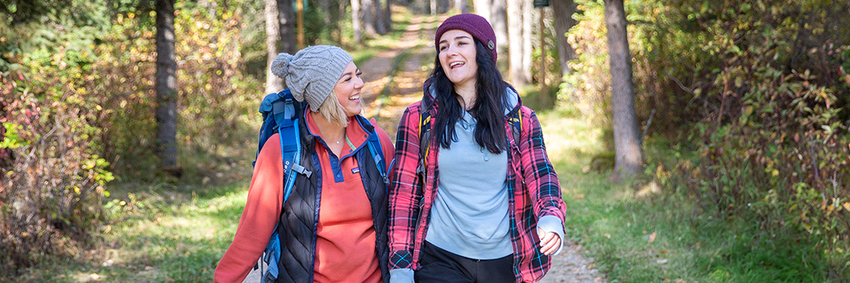 Deux femmes marchent sur le chemin de portage à Prince Albert.