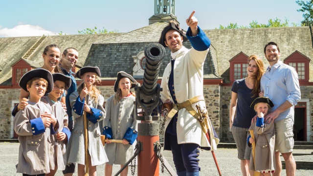 Un interprète en uniforme de soldat français du 18ème siècle montre le fonctionnement des canons à 2 familles.