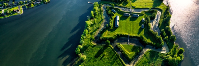 Vue aérienne du lieu historique national du Fort-Lennox sur l'Île-aux-Noix dans la rivière Richelieu.