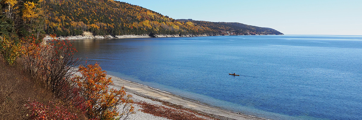 Vue sur un kayakiste dans la baie de Gaspé à partir de la plage de Petit-Gaspé à Forillon