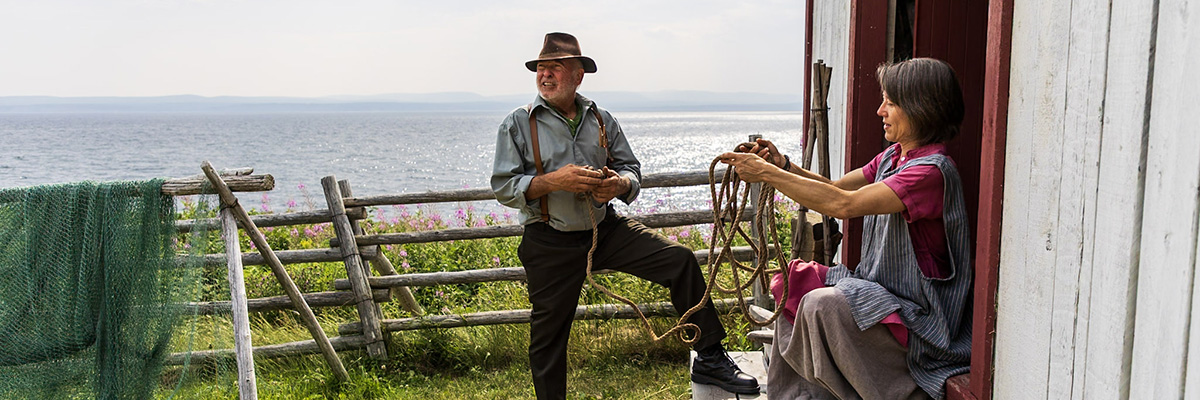 Deux guides en costume d’époque à l’Anse-Blanchette à Forillon.