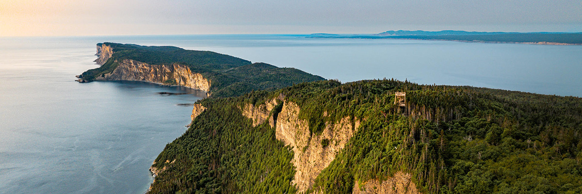 Vue aérienne de la péninsule de Forillon dans le Golfe.