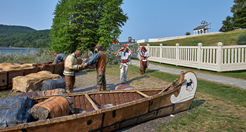 Une scénographie extérieure mettant en vedette des voyageurs de l’époque des fourrures est présentée au lieu historique national d’Obadjiwan–Fort-Témiscamingue.