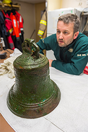 Un archéologue de Parcs Canada examine la cloche du HMS Erebus Un archéologue de Parcs Canada examine la cloche du HMS Erebus