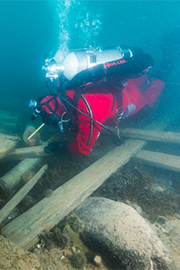 Un plongeur à l’arrière de l’épave du HMS Erebus Un plongeur à l’arrière de l’épave du HMS Erebus
