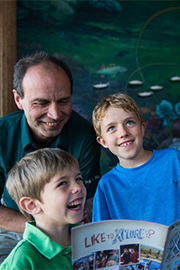 Guide et enfants lisant Xplorateurs, réserve de parc national Pacific Rim Guide et enfants lisant Xplorateurs, réserve de parc national Pacific Rim