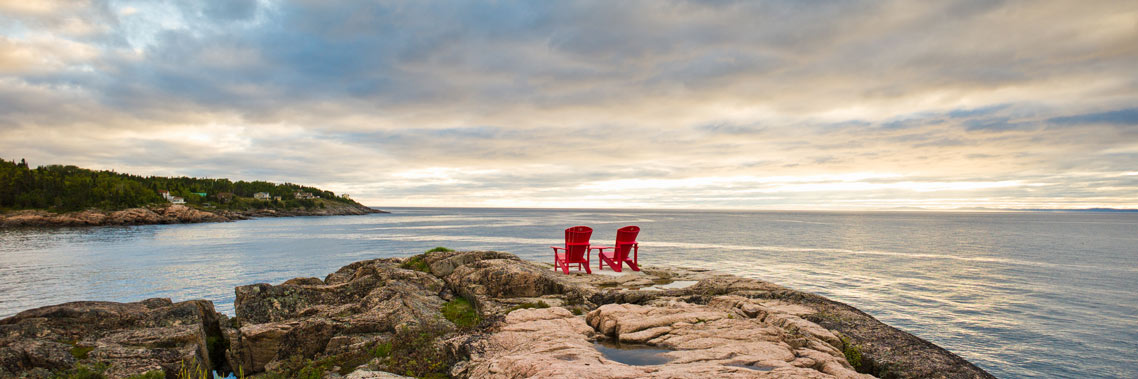 Les chaises rouges du Centre de découverte du milieu marin. Parc marin du Saguenay-Saint-Laurent