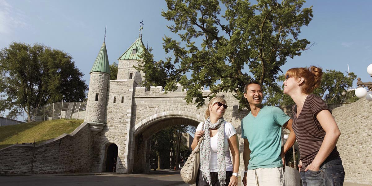 Des visiteurs aux portes St-Louis. Lieu historique national des Fortifications-de-Québec