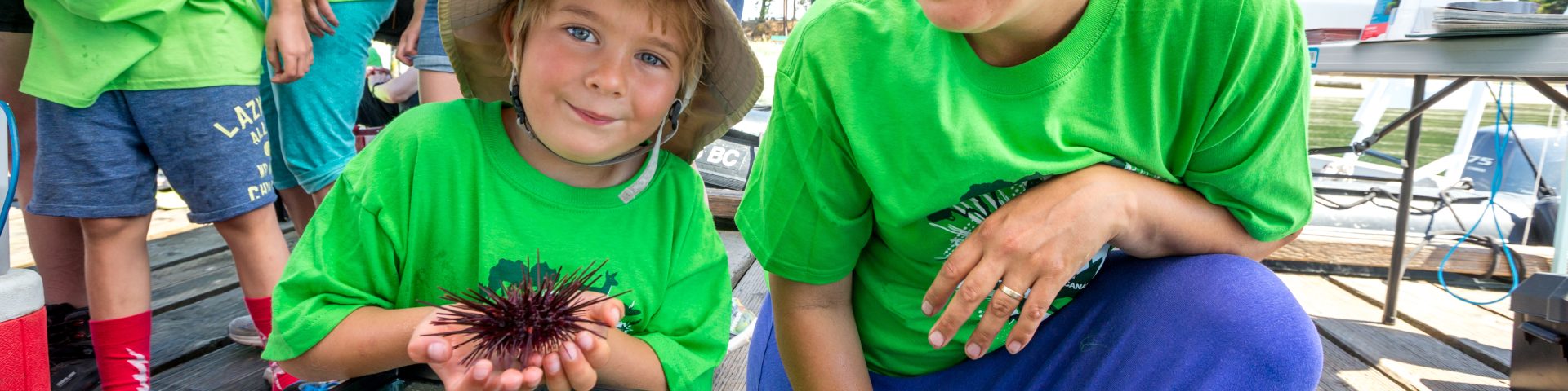 Deux bénévoles observant un oursin lors de l'événement BioBlitz de l'été 2016 qui a lieu sur l'Île Sidney.