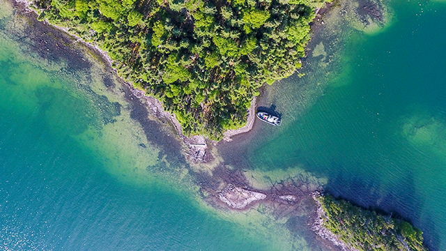 A aerial view of a boat at an island