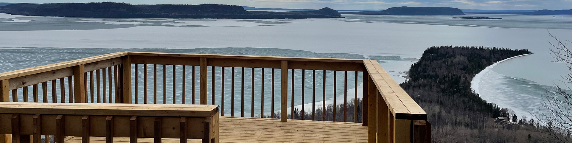 Une plateforme d’observation surplombant le lac Supérieur.