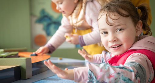 Une petite fille en visite au Centre de découverte du milieu marin. 