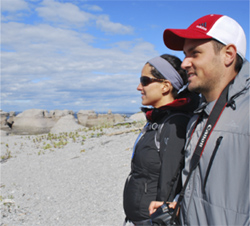 Un couple en visite à l'archipel de Mingan.