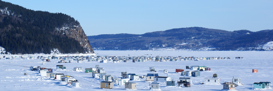 Vue sur un village de pêche blanche sur la rivière Saguenay.