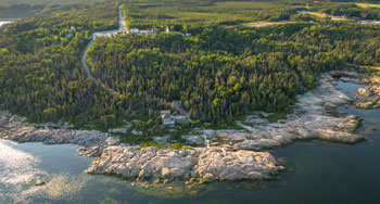 Le Centre d'interprétation et d'observation de Cap-de-Bon-Désir vu en hauteur depuis l'estuaire du Saint-Laurent. 
