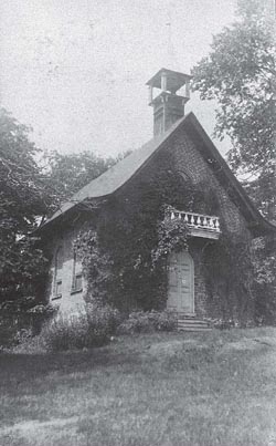 Facade and west lateral wall of the granary, circa 1920