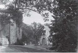 View of the stone façade of the east gable wall of the museum built by Louis-Joseph-Amédée Papineau (before 1929)
