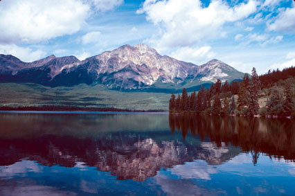 Pyramid lake with mountains in background